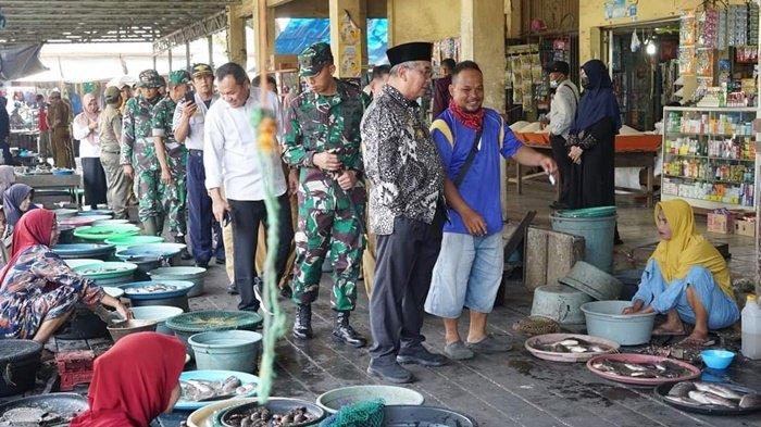 Bupati H Achmad Fikry bersama Forkopimda dan Tim Pengendali Inflasi Daerah (TPID) memantau ketersediaan beras dan mengujungi los ikan di Pasar Terpadu, Jalan HM Yusi, Kota Kandangan, Kabupaten Hulu Sungai Selatan (HSS), Provinsi Kalimantan Selatan (Kalsel), Senin (11/9/2023).