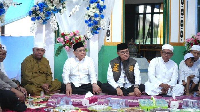 Bupati Kotabaru H Sayed Jafar Alaydrus SH, Sekdakab Kotabaru Drs H Said Akhmad MM menghadiri peringatan Haul ke-45 Habib Thoha Bin Seggaf Al-Aydrus