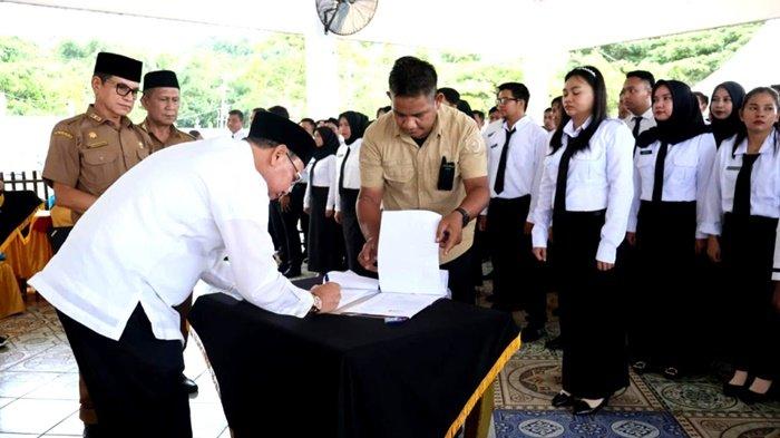 Bupati Kotabaru H Sayed Jafar SH menandatangani fakta integritas diacara penyerahan SK PPPK di lingkup Pemkab Kotabaru