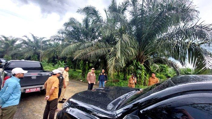 Bupati Kotabaru H Sayed Jafar SH meninjau bangunan jembatan dan peningkatan jalan menghubungkan antar desa dan di kecamatan Kabupaten Kotabaru.