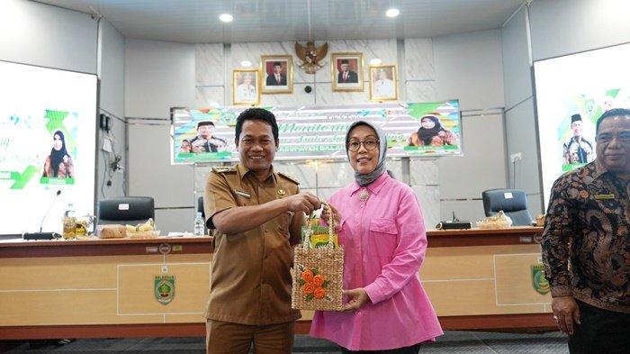 Bupati Abdul Had dalam kegiatan monitoring pelaksanaan Program Bapak/Bunda Asuh Anak Stunting (BAAS) di Kantor Pemkab di Kota Paringin, Kabupaten Balangan, Provinsi Kalimantan Selatan, Senin (6/11/2023).