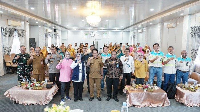 Bupati Abdul Hadi bersama pihak terkait di tempat kegiatan monitoring pelaksanaan Program Bapak/Bunda Asuh Anak Stunting (BAAS), yakni di Kantor Pemkab di Kota Paringin, Kabupaten Balangan, Provinsi Kalimantan Selatan, Senin (6/11/2023).