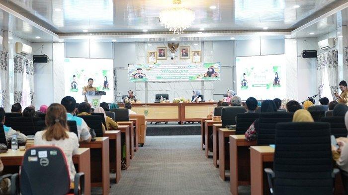 Bupati Abdul Hadi sampaikan harapan dalam kegiatan monitoring pelaksanaan Program Bapak/Bunda Asuh Anak Stunting (BAAS) di Kantor Pemkab di Kota Paringin, Kabupaten Balangan, Provinsi Kalimantan Selatan, Senin (6/11/2023).