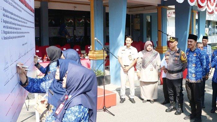Bupati H Saidi Mansyur dan forkopimda menyaksikan penandatangan netralitas Aparatur Sipil Negara (ASN) di halaman Kantor Pemkab di Kota Martapura, Kabupaten Banjar, Kalimantan Selatan, Senin (23/10/2023).