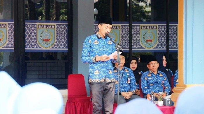 Bupati H Saidi Mansyur saat menyampaikan arahan dan pesan pada acara pembacaan dan penandatangan netralitas Aparatur Sipil Negara (ASN) di halaman Kantor Pemkab di Kota Martapura, Kabupaten Banjar, Kalimantan Selatan, Senin (23/10/2023).