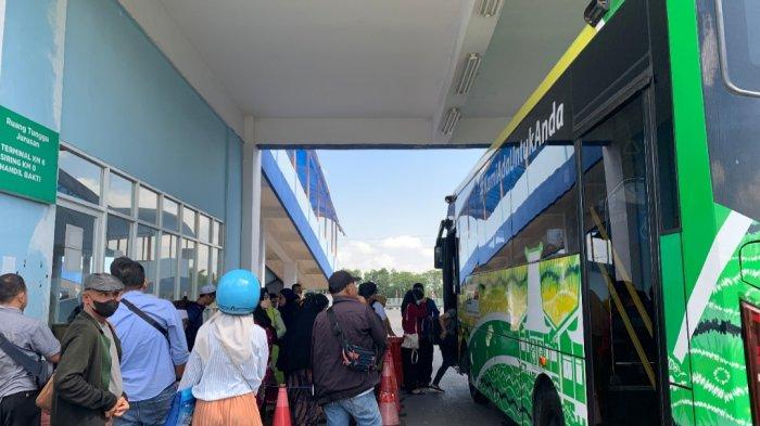 Antrean panjang penumpang tampak memadati Bus Trans Banjarbakula, yang digratiskan Pemerintah Provinsi Kalimantan Selatan (Kalsel).