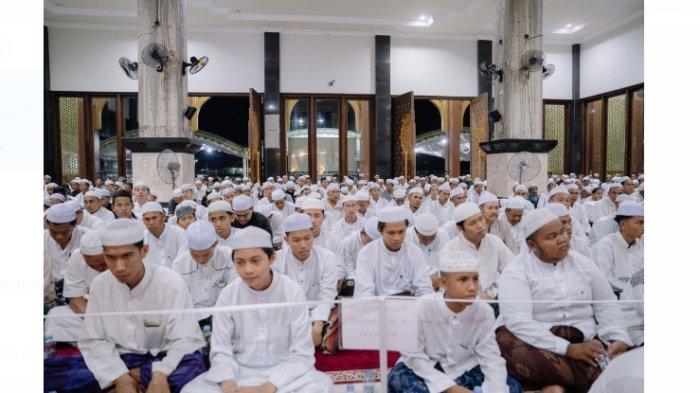 Calon Bupati Tanbu, Andi Rudi Latif menghadiri haul ke-179 Mufti Syekh H. Muhammad Arsyad bin Mufti Syekh H. M. As'ad Al Banjari (Datu Lamak). Kegiatan juga dirangkai dengan peringatan Maulid Nabi Muhammad SAW 1446 H