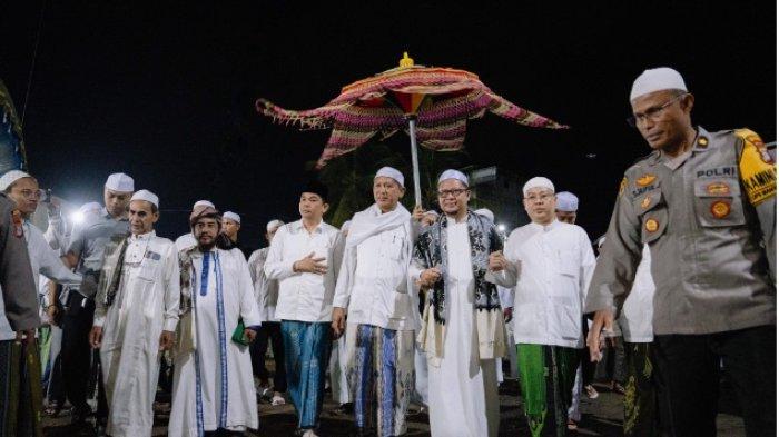 Calon Bupati Tanbu, Andi Rudi Latif menghadiri haul ke-179 Mufti Syekh H. Muhammad Arsyad bin Mufti Syekh H. M. As'ad Al Banjari (Datu Lamak). Kegiatan juga dirangkai dengan peringatan Maulid Nabi Muhammad SAW 1446 H