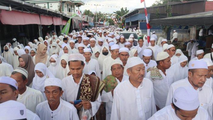 Calon Wakil Bupati Hulu Sungai Tengah (HST), Ustadz Rosyadi berbaur bersama ribuan jemaah memadati ruang Pondok pesantren Al Muhajirin Pemangkih Seberang HST, Sabtu (7/9/2024). Ustadz Rosyadi menghadiri peringatan Maulid Nabi Muhammad SAW.