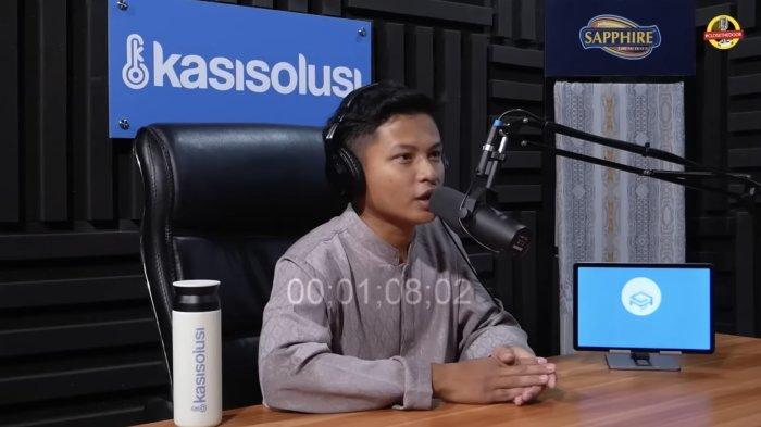 Tak hanya tinggal di rumah dengan kondisi yang kurang layak, Cecep yang viral bersihkan masjid sukarela itu juga hidup dengan penghasilan seadanya.