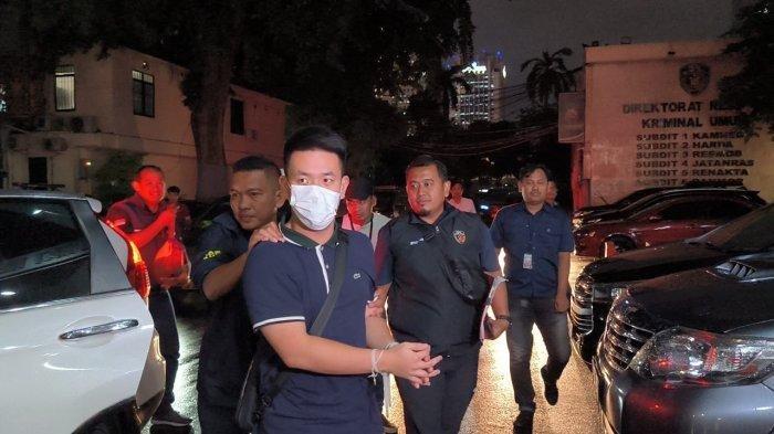 Christoper Stefanus Budianto, terdakwa kasus penipuan dan penggelapan mobil artis Jessica Iskandar digiring penyidik usai ditangkap di Thailand dan dibawa ke Polda Metro Jaya, Semanggi, Jakarta, Selasa (21/11/2023) malam.