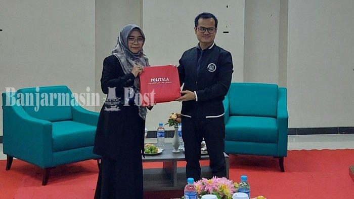 DIREKTUR Politala Dr Hj Mufrida Zein SAg MPd memberikan penghargaan dan cenderamata kepada Ustadz Muhammad Elvandi