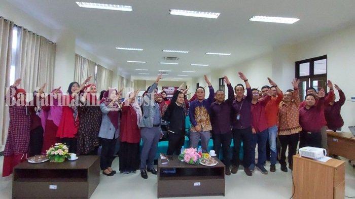 DOSEN dan tendik kompak berpose bersama Ustadz Muhammad Elvandi dan Dewan Penyantun Politala Dr H Sihabuddin Chalid MMPd
