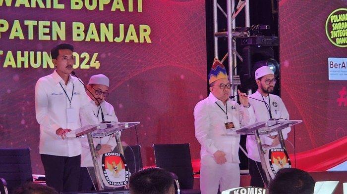 Kedua Paslon Bupati dan Wakil Bupati Banjar, nomor urut 01, H Saidi Mansyur-Habib Said Idrus Alhabsyi  dan nomor urut 02, Syaifullah Tamliha-Ahmad Bahasyim menjalani debat perdana yang dilangsungkan di Novotel Banjarbaru, Selasa (12/11/2024). 