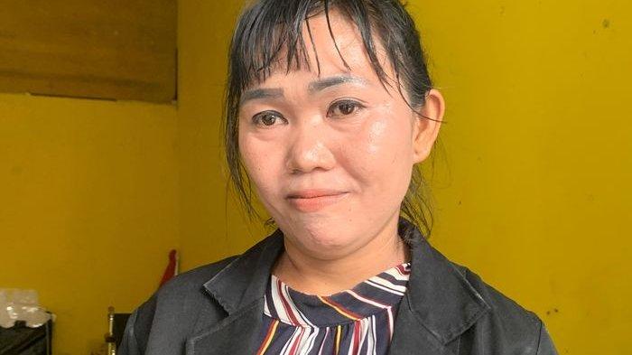 Dewi istri muda Pesulap Pak Tarno.