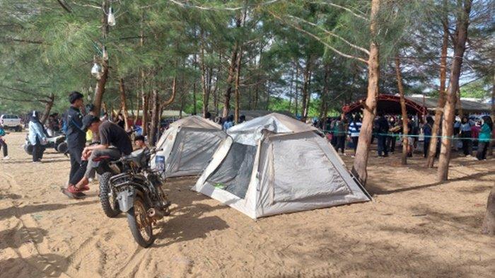 Di Pantai Batakan Baru tersedia rental tenda dan peralatan kemping.