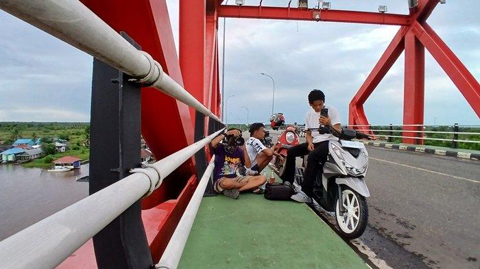 Di atas Jembatan Rumpiang, Marabahan, Barito Kuala (Batola), Kalimantan Selatan (Kalsel) ini, dimanfaatkan remaja untuk berburu fotografi jalanan (Street Photography).