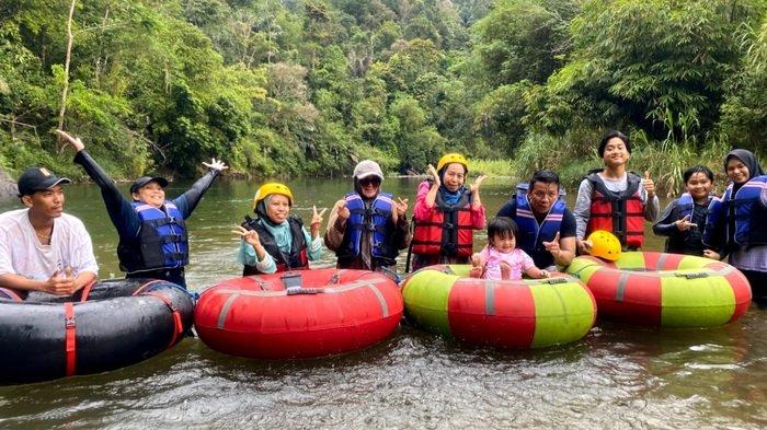 Ditengah perjalanan river tubing di Sungai Amandit Loksado, bertemu dengan wisatawan dari Kota Banjarbaru dan berfoto bersama, Sabtu (24/8/2024)
