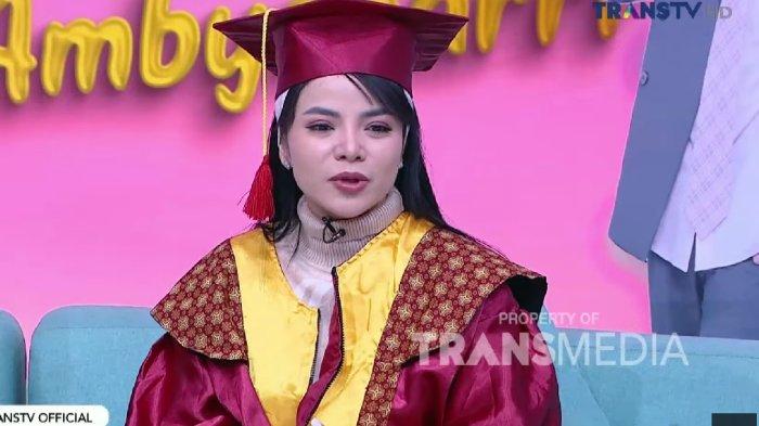 Dinar Candy bicara soal judul skripsi dan perjuangan jadi sarjana.