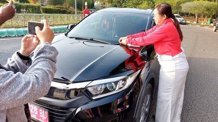 Jajaran Dinas Kesehatan Kabupaten Kapuas membagikan bendera untuk menyemarakkan HUT ke-78 Kemerdekaan RI, Senin (14/8/2023).