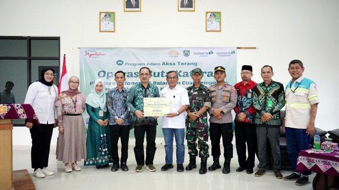 Direksi Adaro Group berfoto bersama warga yang menjalani operasi katarak gratis pada kegiatan Operasi Buta Katarak yang digelar PT Adaro Indonesia