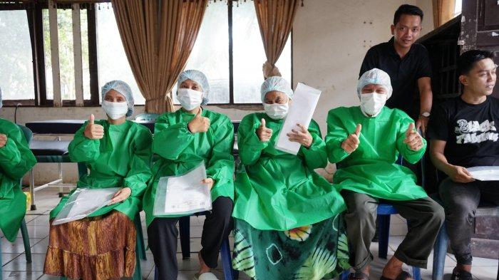 Direksi Adaro Group berfoto bersama warga yang menjalani operasi katarak gratis pada kegiatan Operasi Buta Katarak yang digelar PT Adaro Indonesia