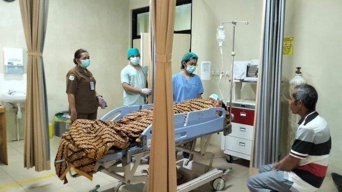 Direktur RSUD Tamiang Layang Vinny Safari saat menjenguk salah satu korban selamat dalam tragedi Kapal Tugboat Surya 03 terbakar di DAS Barito Kabupaten Barsel Kalteng.Pihak RSUD Tamiang Layang merujuk satu pasien luka bakar Tugboat Surya 03 terbakar di DAS Barito Kabupaten Barsel Kalteng ke RS Sari Mulya Banjarmasin, Kalsel.
