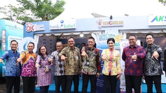 FOTO BERSAMA - Direktur Utama Bank Kalsel Fachrudin foto bersama dengan jajaran Pejabat OJK Kalsel.