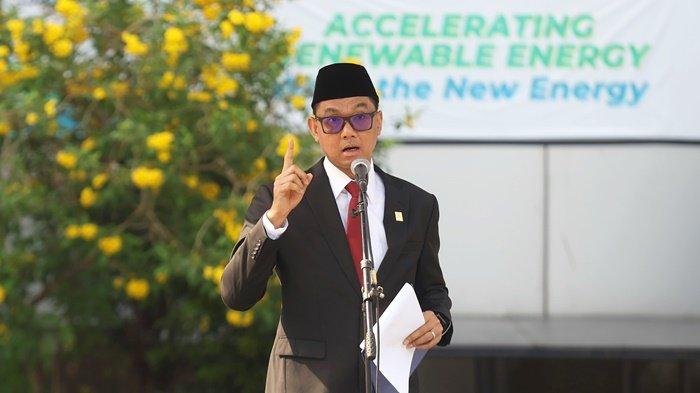 Direktur Utama PLN, Darmawan Prasodjo, saat menjadi pembina upacara Hari Listrik Nasional (HLN) ke-78 di Kantor Pusat PLN, Jakarta, Jumat (27/10). Dalam momentum HLN ke-78, Darmawan mengatakan, PLN tak akan berhenti berkontribusi untuk negeri. Sebagai jantung pembangunan, pertumbuhan dan roda ekonomi PLN akan terus memberikan upaya terbaiknya