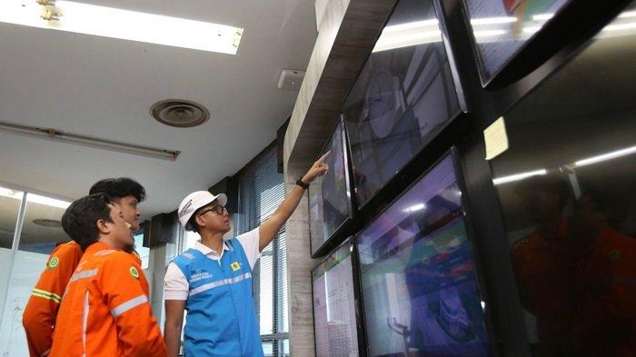 Direktur Utama PLN Darmawan Prasodjo (kanan) saat melakukan pemantauan di Distribution Control Center pembangkit listrik tenaga air (PLTA) Cirata, di Purwakarta, Jawa Barat. Transformasi berbasis digital secara end to end membuat kelistrikan lebih andal dan berhasil menjadikan PLN diakui di kancah global.