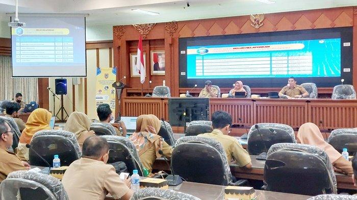 Dinas Komunikasi dan Informatika Provinsi Kalimantan Selatan selenggarakan evaluasi penerapan tanda tangan elektronik bersama perwakilan seluruh SKPD, Senin (27/11/2023).