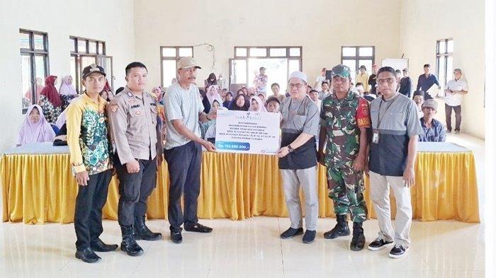 Pendistribusian bantuan oleh Direktur UPZ Bank Kalsel, HM Fajri Muhtadi, kepada 119 Kepala Keluarga yang terdampak yang bertempat di Kantor Kecamatan Jejangkit, Kabupaten Barito Kuala.