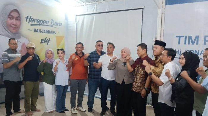 DEKLARASI KEMENANGAN - Suasana deklarasi kemenangan sementara tim internal Hj Erna Lisa Halaby di kediamannya, Sabtu (19/4/2025).