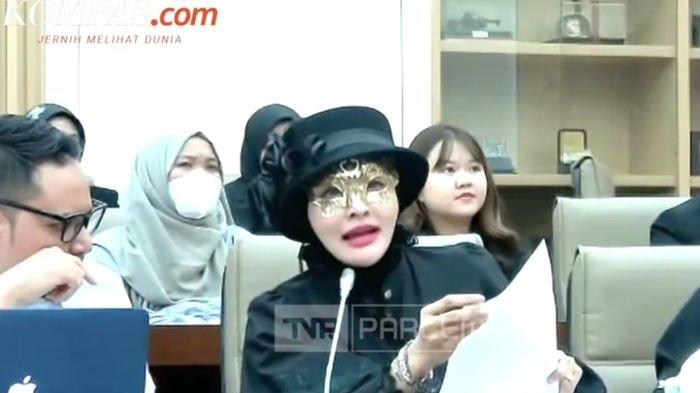 HADIRI RAPAT DPR - Doktif saat muncul di rapat DPR RI terekam dari capture Kompas TV dan Parlemen TV, Senin (17/3/2025).
