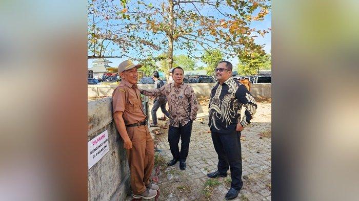 Dua orang anggota Badan Anggaran DPRD Kabupaten Tanah Laut (Tala), Rahmanudin (tengah) dan Joko Pitoyo, berbincang dengan Kepala UPT RPPH Ferliansyah di sela peninjauan pasar hewan Saranghalang, Senin (14/8/2023).