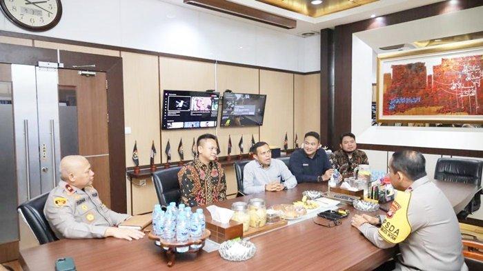 Executive General Manager (EGM) PT Pertamina Patra Niaga Regional Kalimantan, Alexander Susilo, bersama jajarannya bertemu Kepala Kepolisian Daerah (Kapolda) Kalimantan Selatan, Irjen Pol Andi Rian Djajadi, beserta Wakapolda, Brigjen Pol Rosyanto Yudha Hermawan, Kamis (19/10/2023).