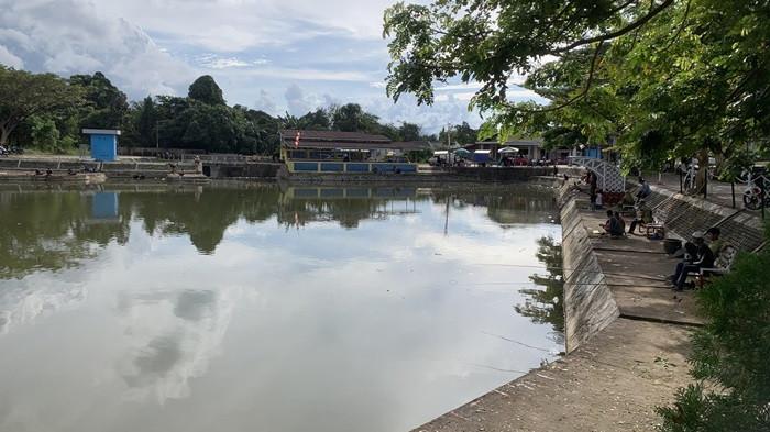 EMBUNG-Berlokasi di Jalan Sidodadi 2, Nomor 96, Loktabat Selatan, Kecamatan Banjarbaru Selatan, Kota Banjarbaru, Kalimantan Selatan, tempat ini menyajikan susana yang nyaman dan cocok untuk bersantai.  Wisata Kalsel: Menikmati Sore di Embung Sidodadi Banjarbaru, Lokasi Nyaman dan Mudah Diakses.