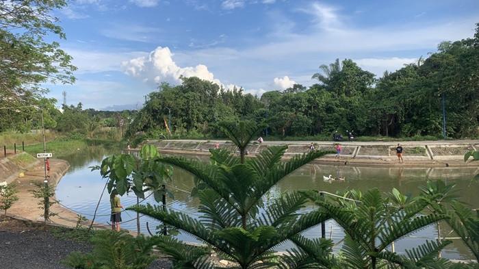 EMBUNG-Selain berekreasi, tak sedikit juga pengunjung yang datang ke Embung Sidodadi untuk memancing. Wisata Kalsel: Embung Sidodadi Jadi Spot Mancing Warga Banjarbaru, Penuh Ikan dan Sejuk.