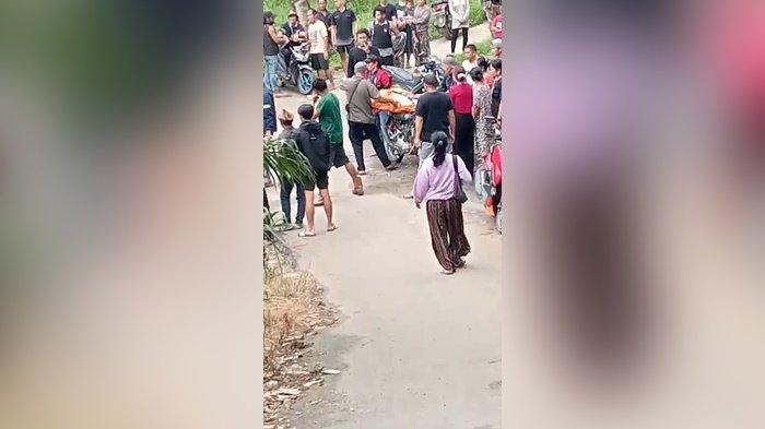 EVAKUASI-Warga saksikan proses evakuasi temuan yang dikatakan tanpa kepala Dusun Bangkauan, Desa Ulang, Loksado, HSS, Sabtu (31/5/2025). BREAKING NEWS- Geger Temuan Mayat Tanpa Kepala di Dusun Bangkauan Loksado HSS