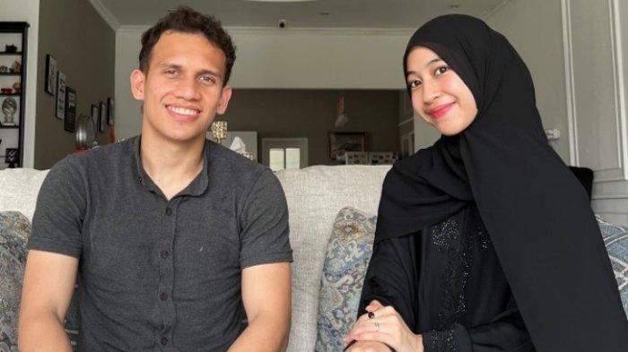 Egy dan Adiba bertemu dalam suasana lebaran.