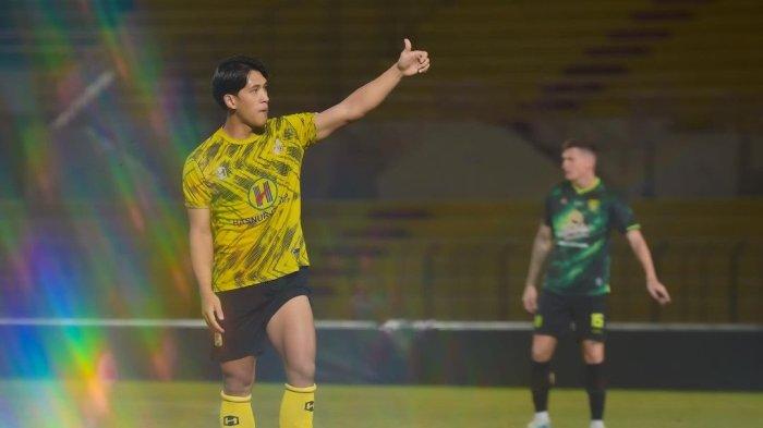 CETAK GOL - Penyerang PS Barito Putera, Eksel Runtukahu, mencetak satu gol ke gawang Persebaya Surabaya pada uji coba di Stadion Sultan Agung, Bantul, Yogyakarta, Sabtu malam (20/7/2024). Laskar Antasari menang telak 3-0.
