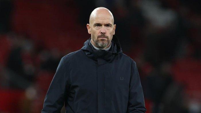 Erik ten Hag berjalan usai Man United kalah dari Newcastle United 0-3 dan tersingkir dari Piala Carabao, dalam laga di Old Trafford, Kamis (2/11/2023) dini hari WIB.