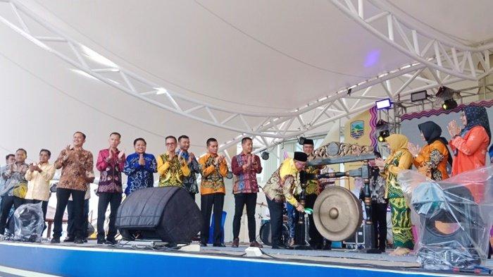 Bupati Kotabaru H Sayed Jafar memukul gong tanda dibuka Expo Saijaan Manjulang peringatan Hari Jadi ke-74 Kabupaten Kotabaru,  Jumat (24/5/2024).
