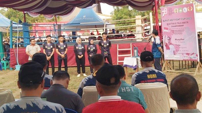 Event Fighting Championship Bupati HST Cup diikuti atlet muaythai dan petinju amatir di Lapangan Dwi Warna, Kota Barabai, Kabupaten Hulu Sungai Tengah (HST), Provinsi Kalimantan Selatan, Sabtu (19/8/2023).