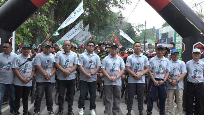 Forkopimda HSS berfoto bersama di depan peserta Gowes Sehati ke 5