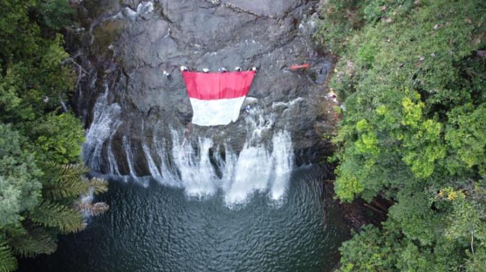 WISATA TANAH BUMBU - Potret Air Terjun Mandin Damar di Tanah Bumbu yang menawarkan kejernihan air dan suasana yang masih asri.
