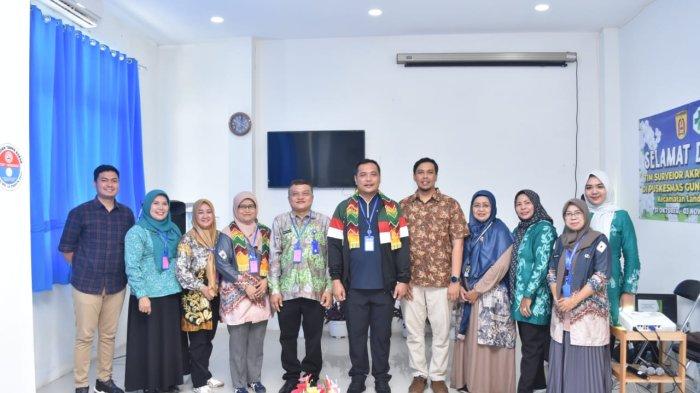 Foto bersama Head Distrik BBSO PT Pamapersada Nusantara, Arif Cahyadi, bersama Pemko Banjarbaru, pada kegiatan survei akreditasi Puskesmas Guntung Payung