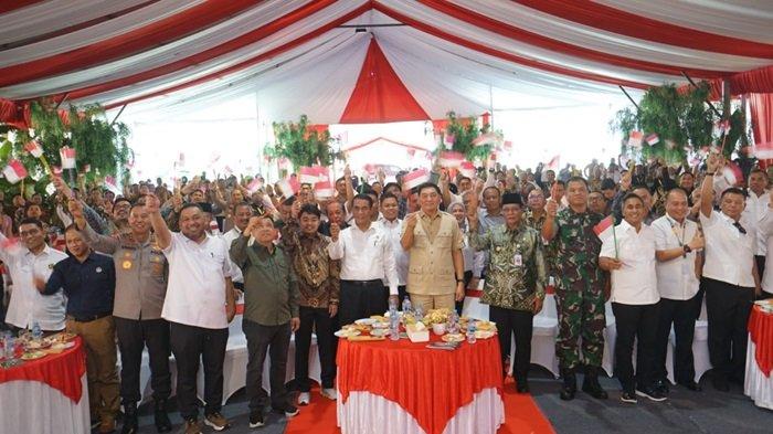 Foto bersama Soft Launching implementasi Biodiesel B50, Minggu (18/08/2024), di Pabrik Biodiesel PT Jhonlin Agro Raya, Batulicin, Kabupaten Tanah Bumbu, Kalimantan Selatan.