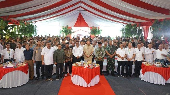 Foto bersama Soft Launching implementasi Biodiesel B50, Minggu (18/08/2024), di Pabrik Biodiesel PT Jhonlin Agro Raya, Batulicin, Kabupaten Tanah Bumbu, Kalimantan Selatan.