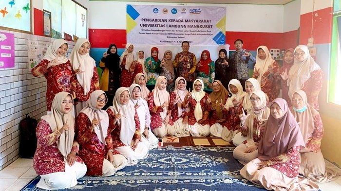 Foto bersama Tim PKM dari Program Studi Pendidikan Guru Pendidikan Anak Usia Dini (PG PAUD) Fakultas Keguruan dan Ilmu Pendidikan (FKIP) Universitas Lambung Mangkurat dengan peserta Pengembangan Bahan Ajar Berbasis Lahan  Basah pada Ikatan Guru Taman Kanak-Kanak Indonesia (IGTKI) Kecamatan Sungai Tabuk.